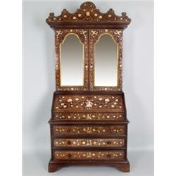 Möbel - Einrichtung : Schreibsekretär à deux corps. Nadelholz, Nußbaum massiv und furniert. Rechteck