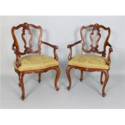 Möbel - Einrichtung : Paar Fauteuils. Allseits geschweifte, profilierte, mit Blattkartuschen und Roc