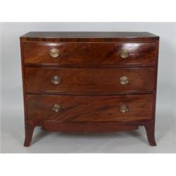 Möbel - Einrichtung : Kommode. Nadelholz, Mahagoni und Nußbaum furniert. Rechteckiger, frontal gebau