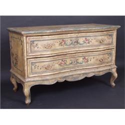 Möbel - Einrichtung : Louis-XV-Kommode. Altweiße Fassung, blaugrüne Ränder. Auf umlaufenden Feldern 