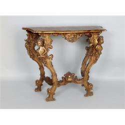 Möbel - Einrichtung : Konsole. Holz, reich geschnitzt und vergoldet. Passig geschweifte, marmorierte