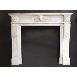 Möbel - Einrichtung : Kaminmaske. Weißer Marmor. Profilierte Zarge gegliedert durch vollplastisch ge