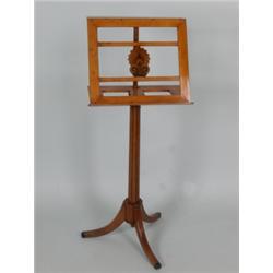 Möbel - Einrichtung : Notenständer. Kirschholz. Runder, am oberen Ende beschnitzter Säulenschaft auf