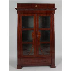 Möbel - Einrichtung : Bücherschrank. Nadelholz und Eiche, Mahagoni furniert. Auf getreppten Klotzfüß