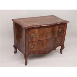 Möbel - Einrichtung : Barock-Kommode. Nadelholz, Nussbaum, Pflaume und Ahorn furniert. Rechteckiger,