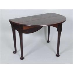 Möbel - Einrichtung : Beistelltisch. Eiche, Mahagoni furniert. Rechteckige, in den Enden gerundete P