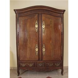 Möbel - Einrichtung : Dielenschrank. Eiche und Nussholz massiv. Zweitüriger, hochrechteckiger Kasten