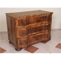 Möbel - Einrichtung : Barock-Kommode. Nadelholz, Nussbaum, Nusswurzel und Ahorn furniert. Rechteckig