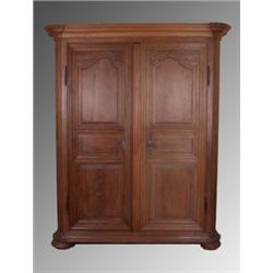 Möbel - Einrichtung : Dielenschrank. Eiche massiv. Hochrechteckiger, zweitüriger Kasten auf stark ge