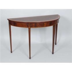 Möbel - Einrichtung : Beistelltisch. Nadelholz, Mahagoni, Palisander, Satin- und Ebenholz furniert. 