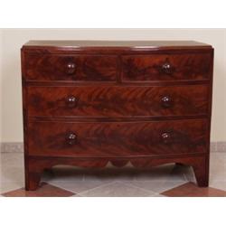 Möbel - Einrichtung : Herrenkommode. Mahagoni furniert. Rechteckiger, frontal geschwungener Kasten, 