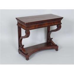 Möbel - Einrichtung : Konsole. Nadelholz, Mahagoni furniert. Tief eingeschwungene Plinthe auf Kugelf