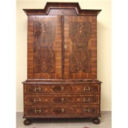 Möbel - Einrichtung : Barock-Aufsatz. Nadelholz, Nussbaum, Nusswurzel, Zwetschge und Ahorn furniert.