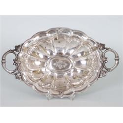 Schale. Auf ovalem, getreppten Stand vertikal mehrfach gebuckelte Wandung