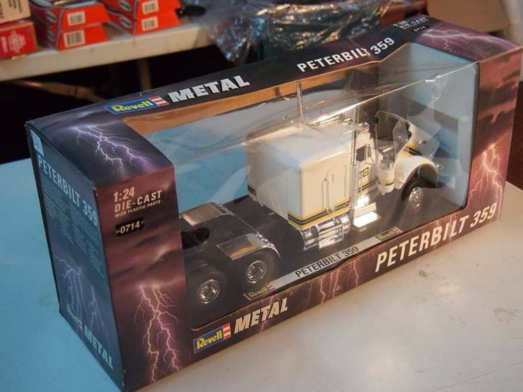 Revell 1/24 Peterbilt 359, Metal - Main Image