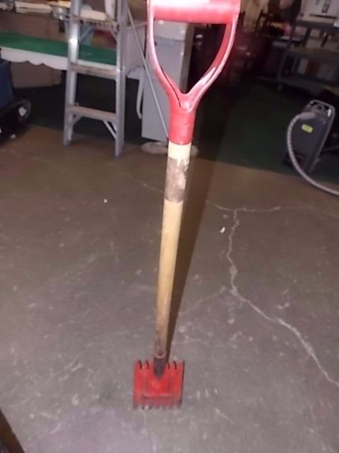 SHOVEL / SCRAPER - RED RIPPER - WITH D-HANDLE