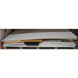PALLET OF CORRUGATED PLASTIC BOARD IN VARIOUS