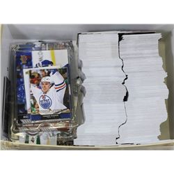 ESTATE BOX OF HOCKEY CARDS INCLUDING BLACK