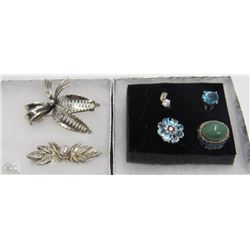 LOT OF 2 BROOCHES AND 4 RINGS INCL .925 SILVER