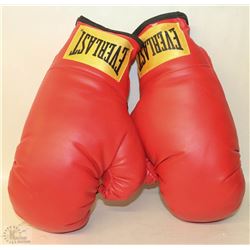 PAIR OF NEW EVERLAST PUNCHING GLOVES