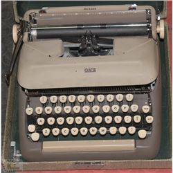 VINTAGE ON'S DELUXE TYPEWRITER WITH CASE