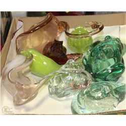 FLAT OF ART GLASS AND GLASS FIGURINES