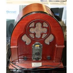 CATHEDRAL STYLE TABLETOP WOOD RADIO & CASSETTE