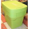 Image 1 : LOT OF 6 RUBBERMAID TOTES WITH LIDS