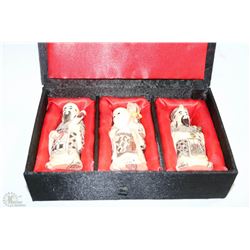 SET OF CHINESE FIGURINES