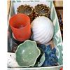 Image 1 : BOX WITH ASSORTED DECORATIVE GLASS, VASES &