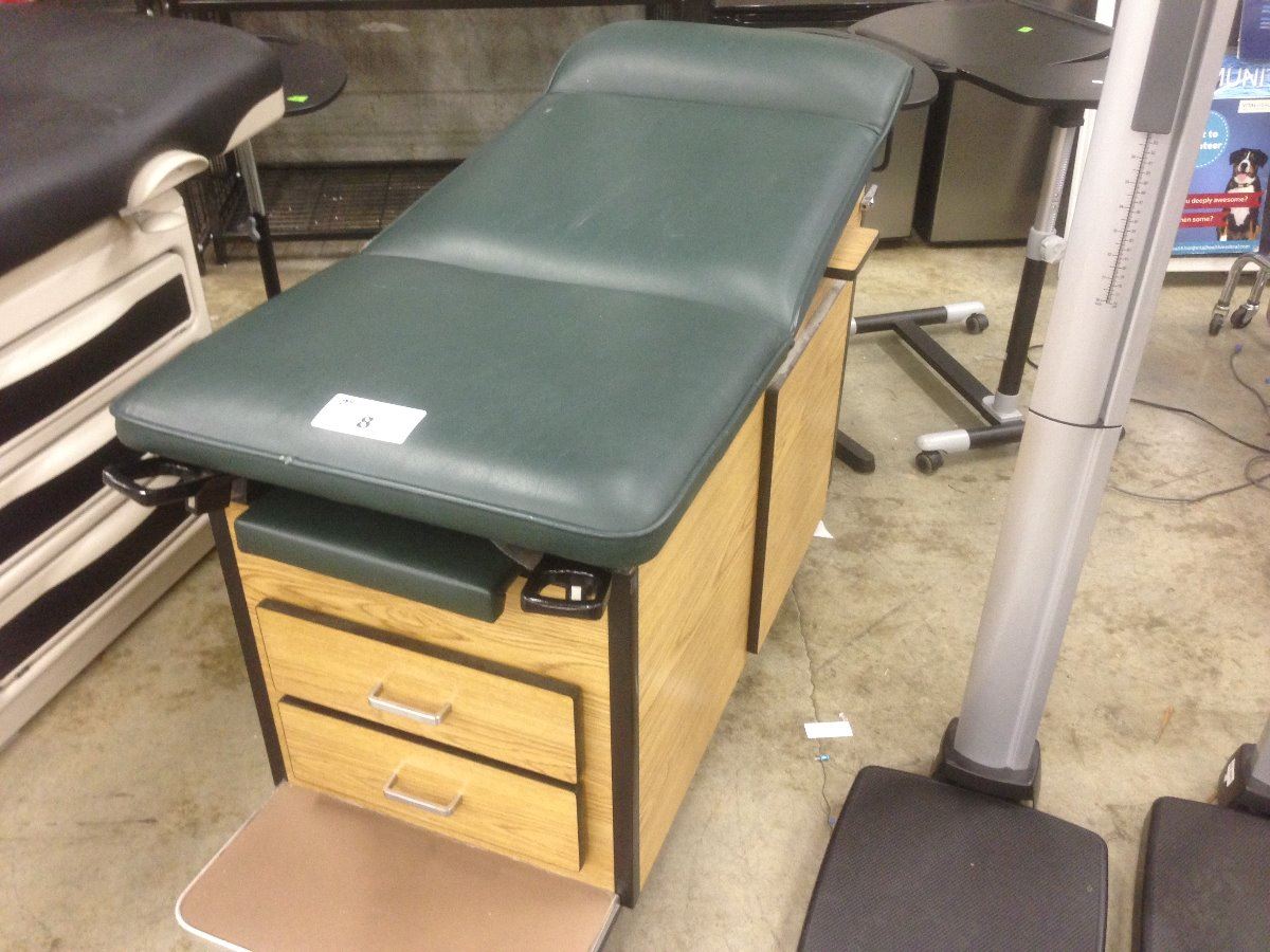 GREEN LEATHER AND WOOD MEDICAL EXAMINATION TABLE WITH ADJUSTABLE SIDE TABLE