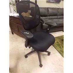 EXECUTIVE OFFICE CHAIR