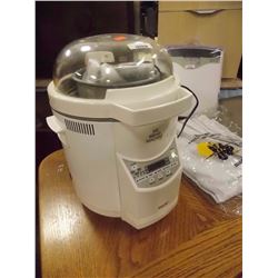 BREAD MACHINE WITH CLEAR TOP