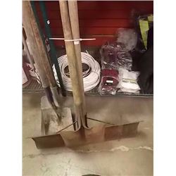 SHOVELS - 1 FLAT NOSE AND 1 BARN/SNOW SHOVEL 2 TTL