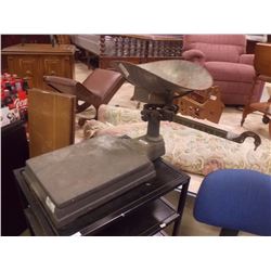 VINTAGE TABLE TOP BALANCE SCALE