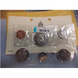 COINS - UNCIRCULATED - WITH WRITE UP - COINS SET