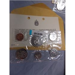 COINS - UNCIRCULATED - WITH WRITE UP - COINS SET