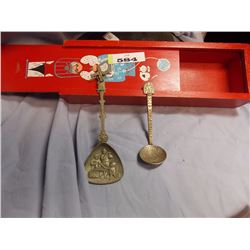 VINTAGE  WOODEN BOX WITH 2 HAND CRAFTED MEXICO WIN WINDMILL SPOONS - SILVER