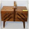 Image 1 : VINTAGE EXPANDABLE WOOD DOVE TAILED SEWING BOX