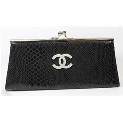 REPLICA CHANEL CLUTCH