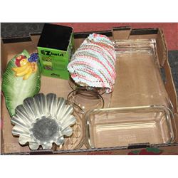 LOT WITH ASSORTED GLASSWARE, TROPICAL DISH, PYREX