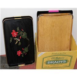 FLAT WITH 3 VINTAGE TRAYS AND 2 PICNIC TRAYS