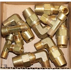 BOX OF BRASS GAS LINE T'S AND ELBOWS