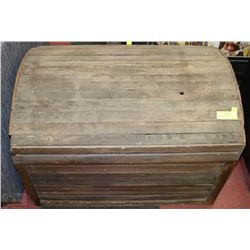 DECOR WOOD TRUNK WITH  VINTAGE TAPESTRY