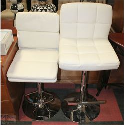 PAIR OF SHOWHOME WHITE LEATHERETTE HYDRAULIC LIFT