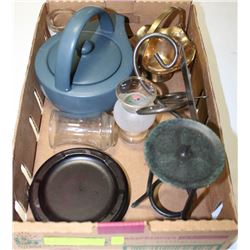 BOX WITH ASSORTED HOUSE DECOR INCL TEAPOT
