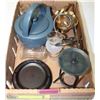 Image 1 : BOX WITH ASSORTED HOUSE DECOR INCL TEAPOT