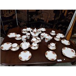 39 PC TEASET ROYAL ALBERT OLD COUNTRY ROSES CHINA