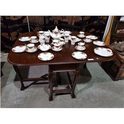 MAHOGANY BALL IN CLAW FOOT GATELEG TABLE