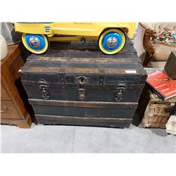 LARGE TRUNK 26" X 33" 26"